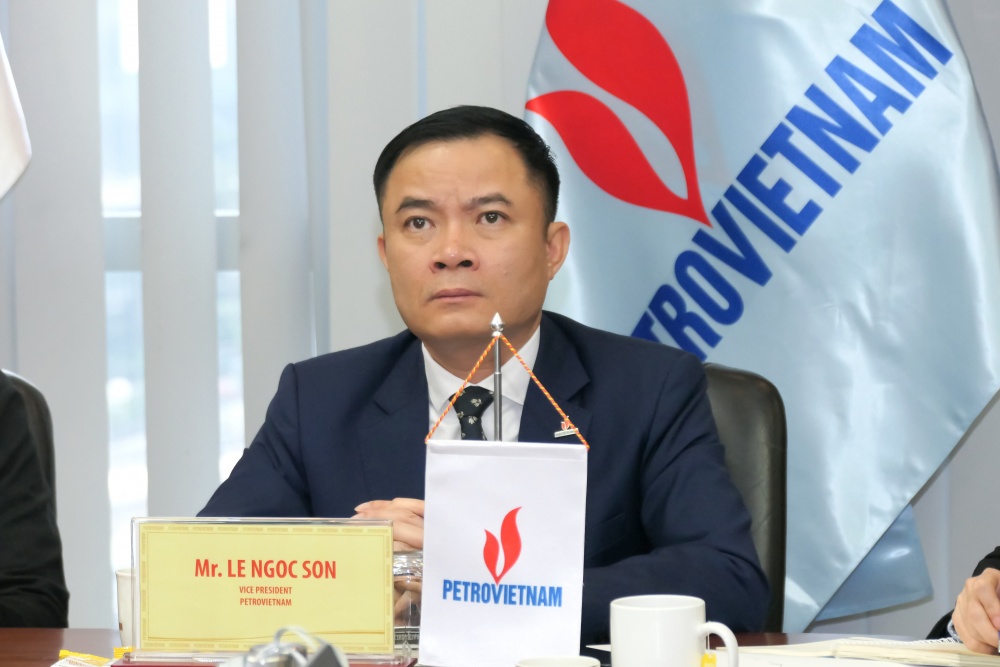 Phó Tổng Giám đốc Tập đoàn Dầu khí Việt Nam Lê Ngọc Sơn phát biểu tại cuộc họp Phó Tổng Giám đốc Tập đoàn Dầu khí Việt Nam Lê Ngọc Sơn phát biểu tại cuộc họp