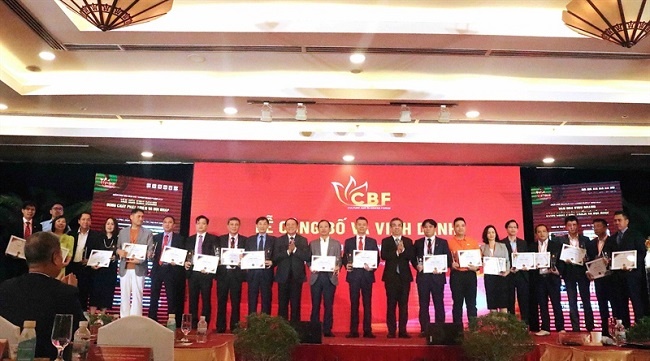 Bộ trưởng Nguyễn Văn Hùng chụp ảnh lưu niệm cùng các đơn vị được tôn vinh tại Diễn đàn. Bộ trưởng Nguyễn Văn Hùng chụp ảnh lưu niệm cùng các đơn vị được tôn vinh tại Diễn đàn.