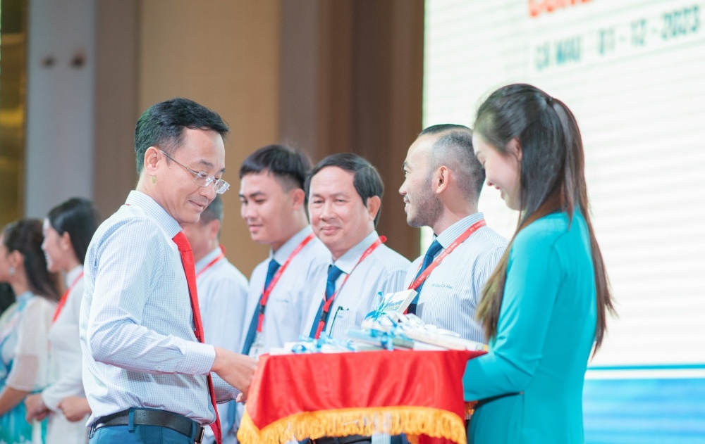 Phó Tổng Giám đốc PV GAS Trần Nhật Huy vinh danh nhân viên xuất sắc trong năm của KCM Phó Tổng Giám đốc PV GAS Trần Nhật Huy vinh danh nhân viên xuất sắc trong năm của KCM