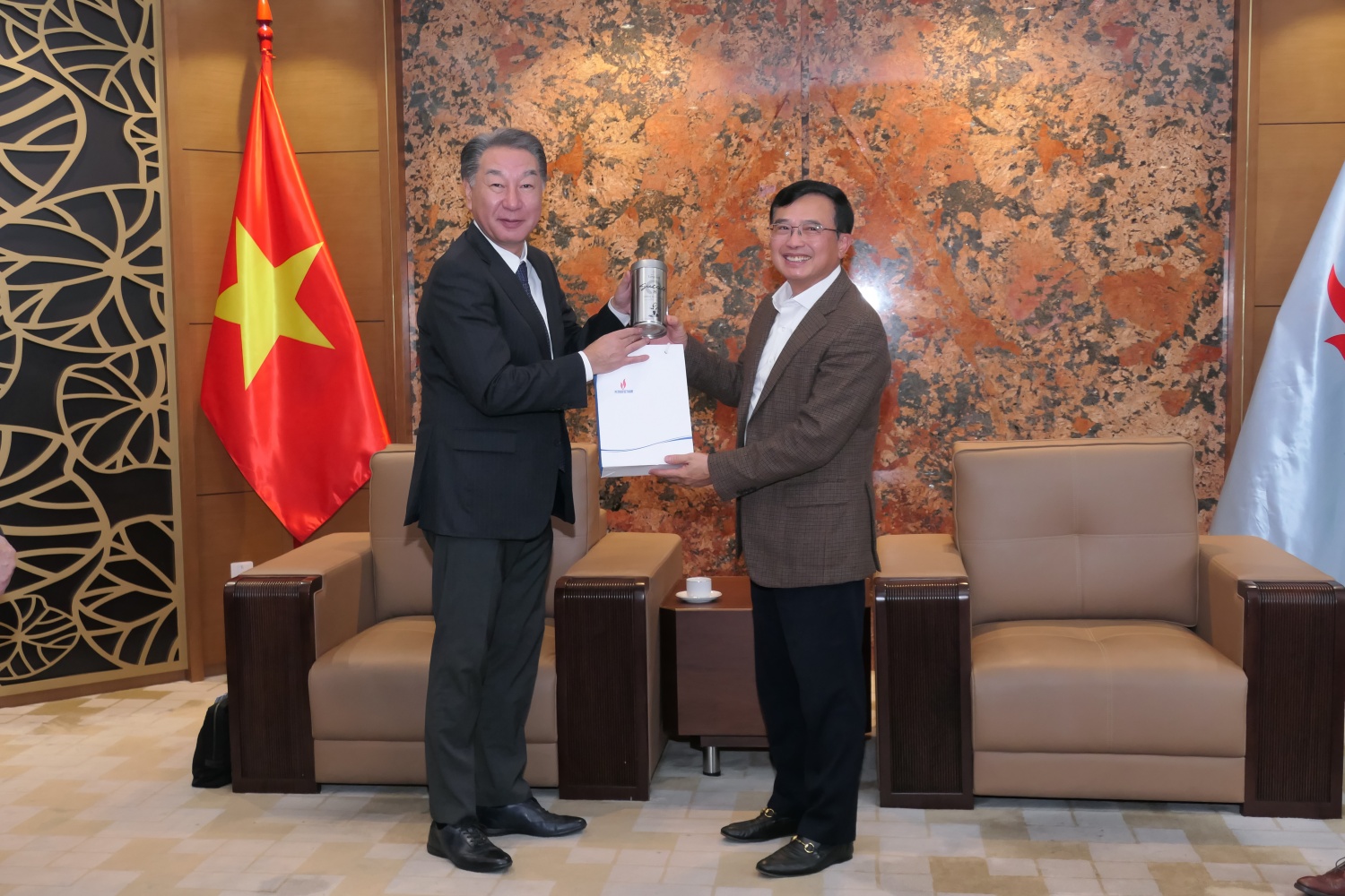 Chủ tịch HĐTV Petrovietnam Hoàng Quốc Vượng tặng quà lưu niệm cho lãnh đạo Marubeni Chủ tịch HĐTV Petrovietnam Hoàng Quốc Vượng tặng quà lưu niệm cho lãnh đạo Marubeni