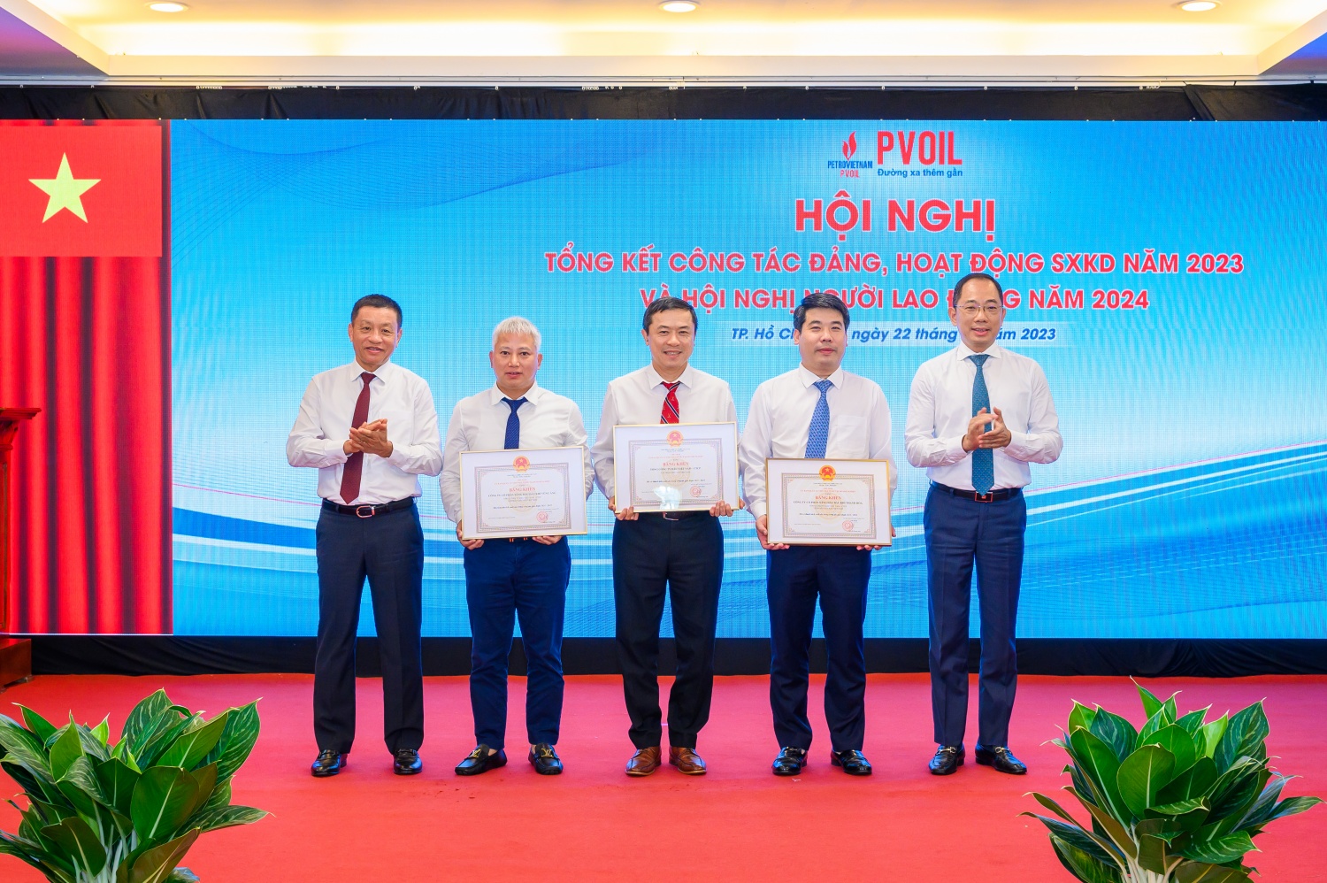 Trao tặng Bằng khen của Chủ tịch Ủy ban Quản lý vốn Nhà nước tại doanh nghiệp cho các tập thể PVOIL Trao tặng Bằng khen của Chủ tịch Ủy ban Quản lý vốn Nhà nước tại doanh nghiệp cho các tập thể PVOIL