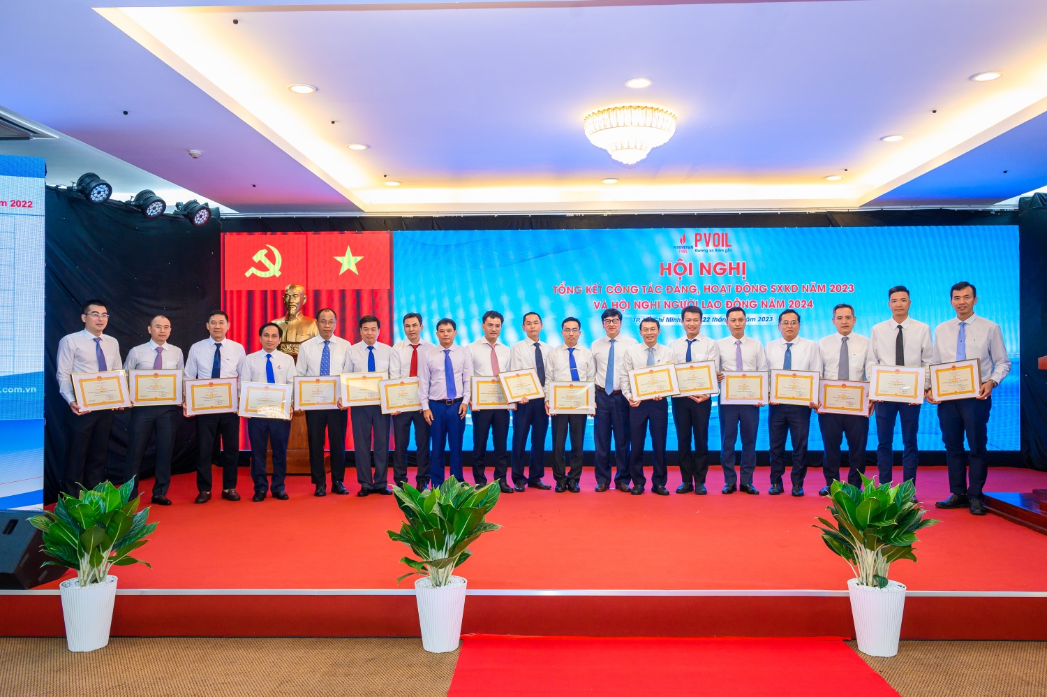 Trao tặng Bằng khen của Tập đoàn Dầu khí Việt Nam cho các tập thể, cá nhân Trao tặng Bằng khen của Tập đoàn Dầu khí Việt Nam cho các tập thể, cá nhân
