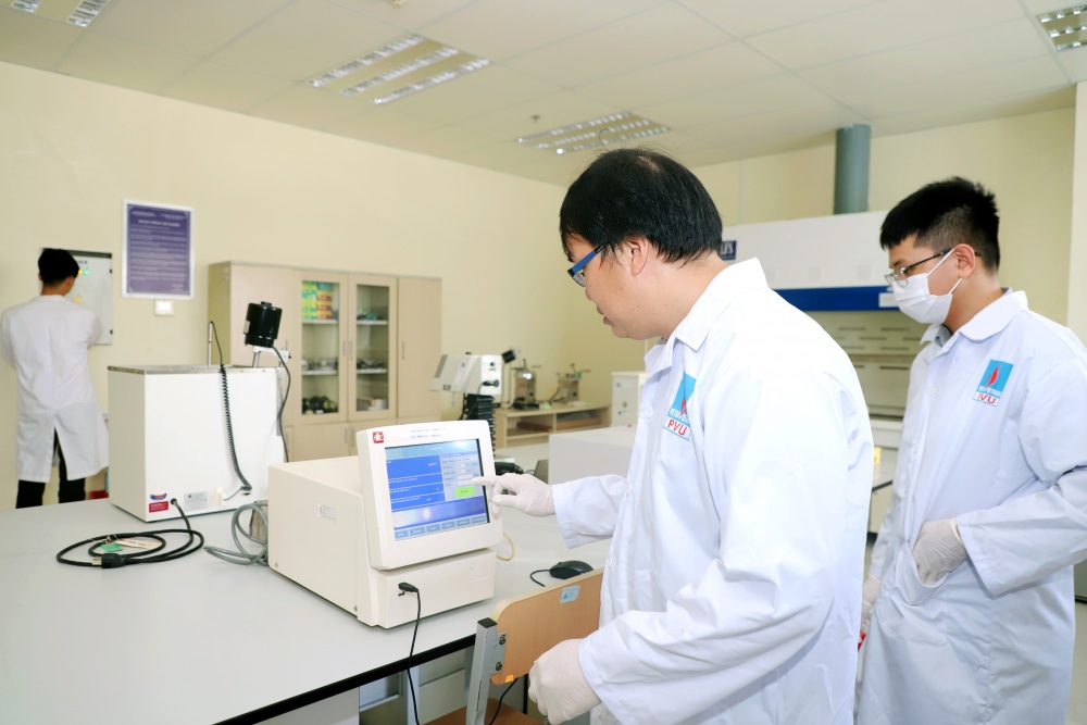 28-NTHT-AB-0001-02: Thầy trò kiểm tra thông số qua phần mềm tính toán của máy. 28-NTHT-AB-0001-02: Thầy trò kiểm tra thông số qua phần mềm tính toán của máy.