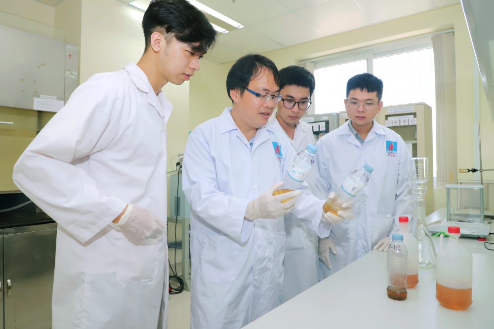 28-NTHT-AB-0001-04: Thầy phân tích cho sinh viên hiểu dầu khi chưa làm thí nghiệm và khi dầu đã được làm thí nghiệm lọc sạch. 28-NTHT-AB-0001-04: Thầy phân tích cho sinh viên hiểu dầu khi chưa làm thí nghiệm và khi dầu đã được làm thí nghiệm lọc sạch.