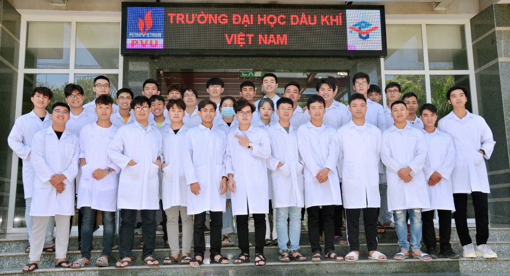 28-NTHT-AB-0001-05: Sinh viên K8 Lọc Hóa Dầu chụp hình lưu niệm cùng thầy của mình sau giờ học thực hành. 28-NTHT-AB-0001-05: Sinh viên K8 Lọc Hóa Dầu chụp hình lưu niệm cùng thầy của mình sau giờ học thực hành.