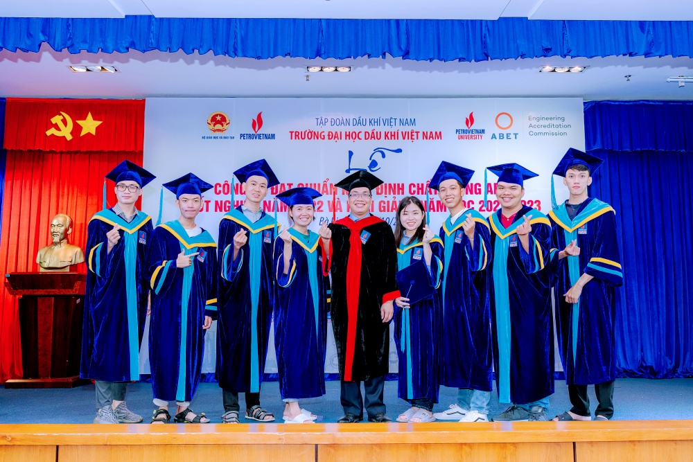 28-NTHT-AB-0001-07: Thầy trò vui mừng ngày Lễ Tốt nghiệp. 28-NTHT-AB-0001-07: Thầy trò vui mừng ngày Lễ Tốt nghiệp.