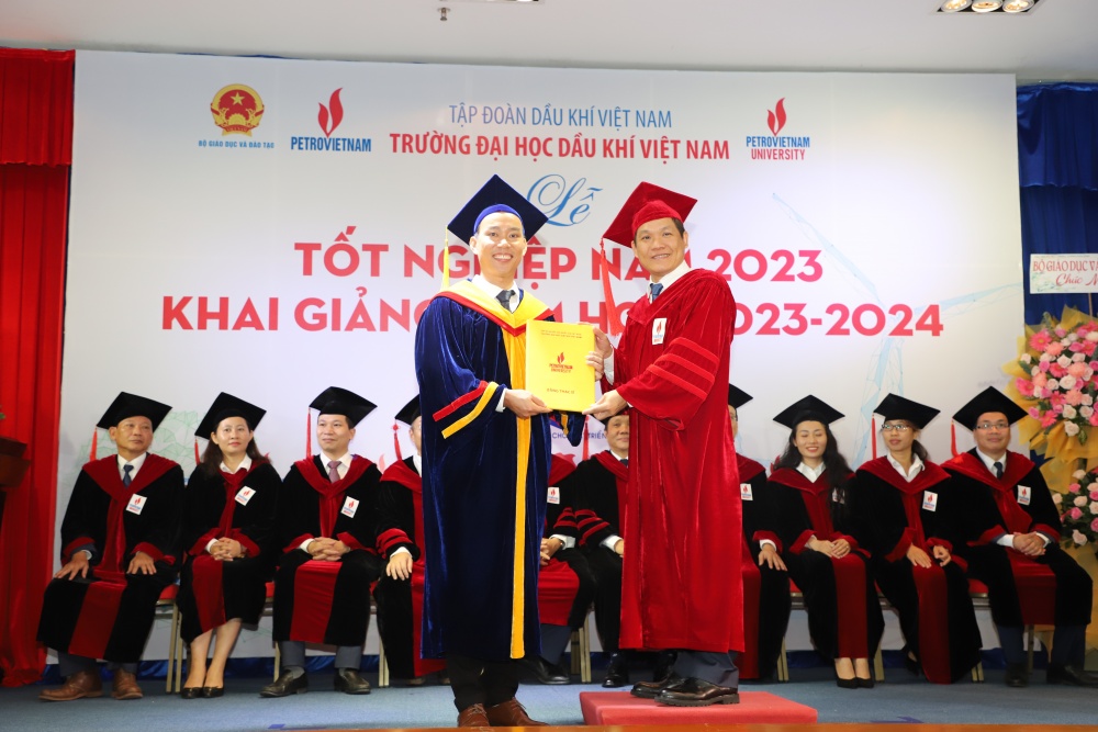 28-NTHT-AB-0002-10: TS. Phan Minh Quốc Bình chúc mừng và trao bằng tốt nghiệp cho tân Thạc sĩ. 28-NTHT-AB-0002-10: TS. Phan Minh Quốc Bình chúc mừng và trao bằng tốt nghiệp cho tân Thạc sĩ.