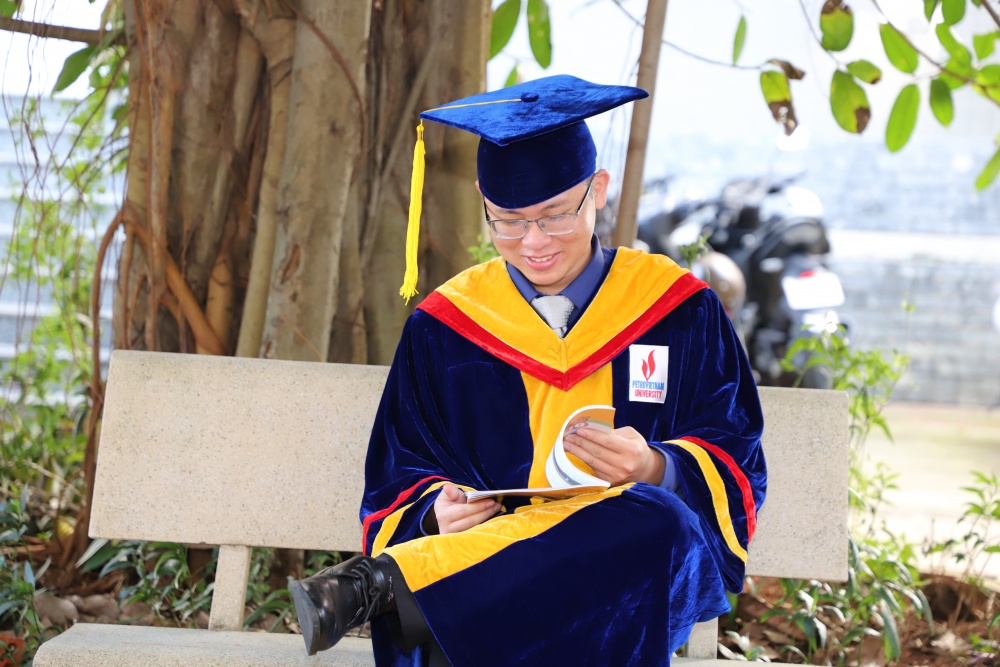 28-NTHT-AB-0002-05: Ghế đá sân trường - Nơi gắn bó với thời sinh viên. 28-NTHT-AB-0002-05: Ghế đá sân trường - Nơi gắn bó với thời sinh viên.