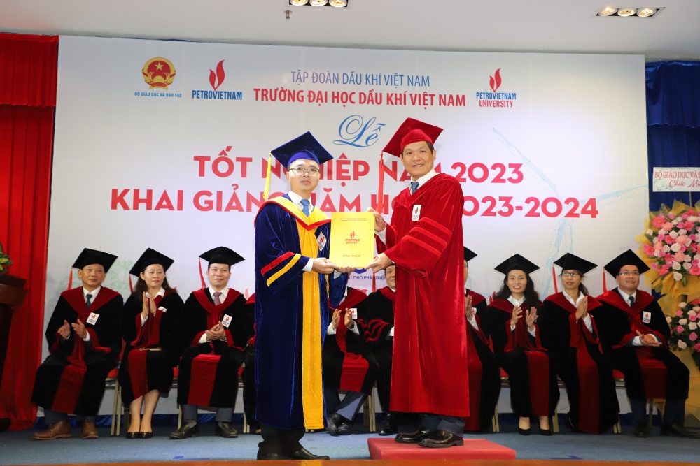 28-NTHT-AB-0002-08: TS. Phan Minh Quốc Bình chúc mừng và trao bằng tốt nghiệp cho tân Thạc sĩ. 28-NTHT-AB-0002-08: TS. Phan Minh Quốc Bình chúc mừng và trao bằng tốt nghiệp cho tân Thạc sĩ.
