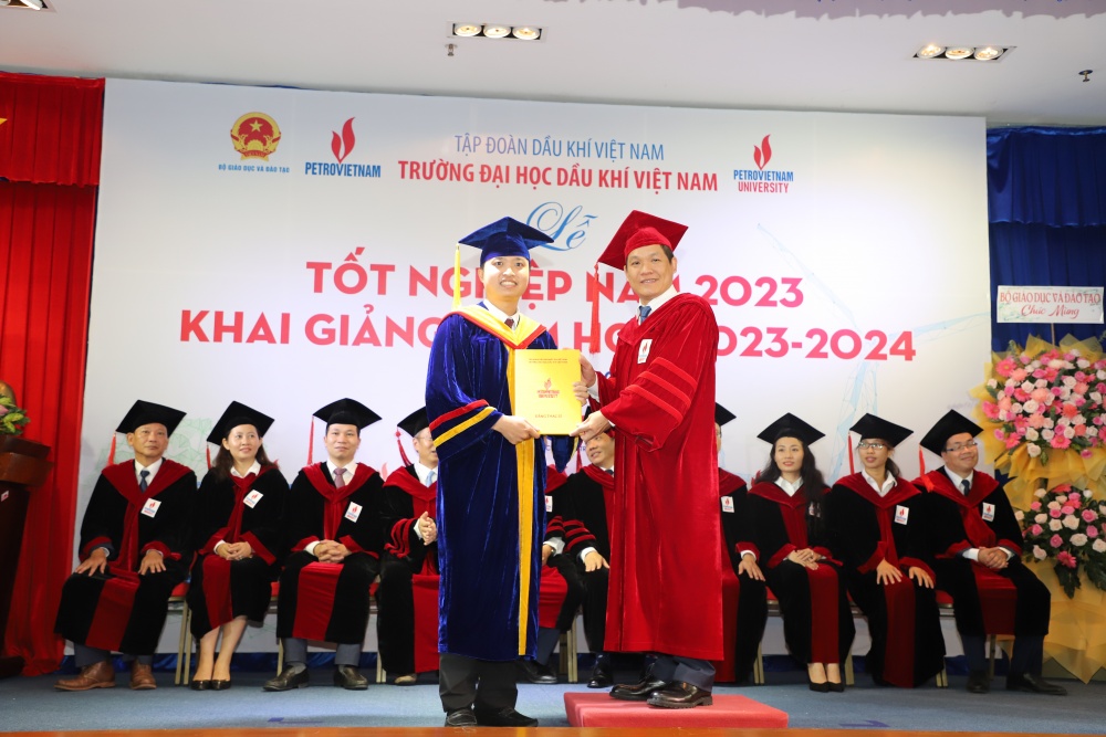 28-NTHT-AB-0002-09: TS. Phan Minh Quốc Bình chúc mừng và trao bằng tốt nghiệp cho tân Thạc sĩ. 28-NTHT-AB-0002-09: TS. Phan Minh Quốc Bình chúc mừng và trao bằng tốt nghiệp cho tân Thạc sĩ.