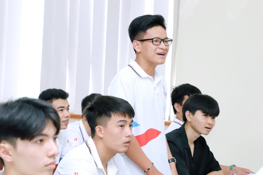 28-NTHT-AB-0003-02: Sinh viên thích thú trả lời câu hỏi tiếng Anh của cô. 28-NTHT-AB-0003-02: Sinh viên thích thú trả lời câu hỏi tiếng Anh của cô.