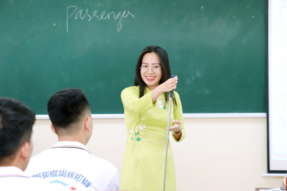 28-NTHT-AB-0003-04: Cô giáo say sưa giảng cho sinh viên. 28-NTHT-AB-0003-04: Cô giáo say sưa giảng cho sinh viên.