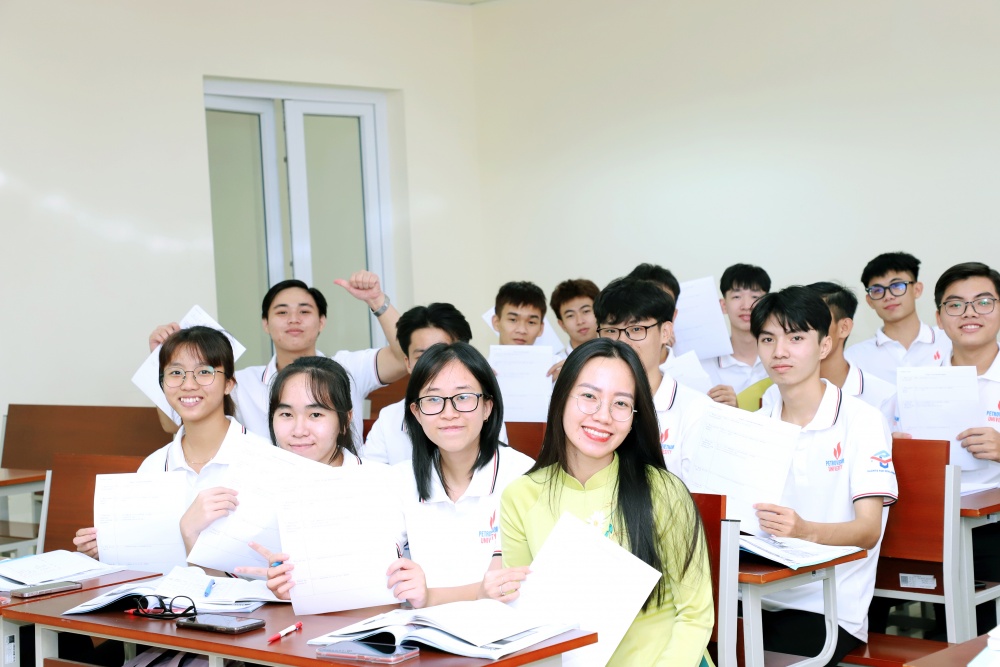 28-NTHT-AB-0003-07: Niềm vui cô trò khi làm bài xong. 28-NTHT-AB-0003-07: Niềm vui cô trò khi làm bài xong.