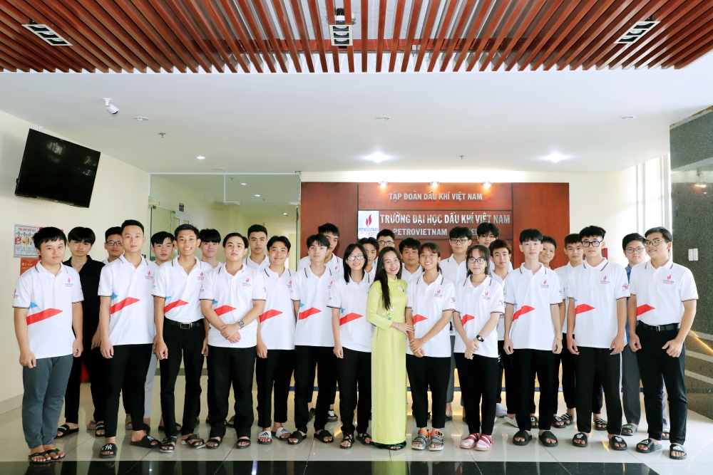 28-NTHT-AB-0003-09: Tranh thủ giờ ra chơi cô trò chụp kỷ niệm sảnh trường PVU. 28-NTHT-AB-0003-09: Tranh thủ giờ ra chơi cô trò chụp kỷ niệm sảnh trường PVU.