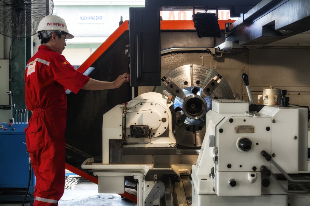 18-DQL-AB-0004-08: Máy tiện CNC, cắt tiện ren cho cần khoan tại PVD Offshore.