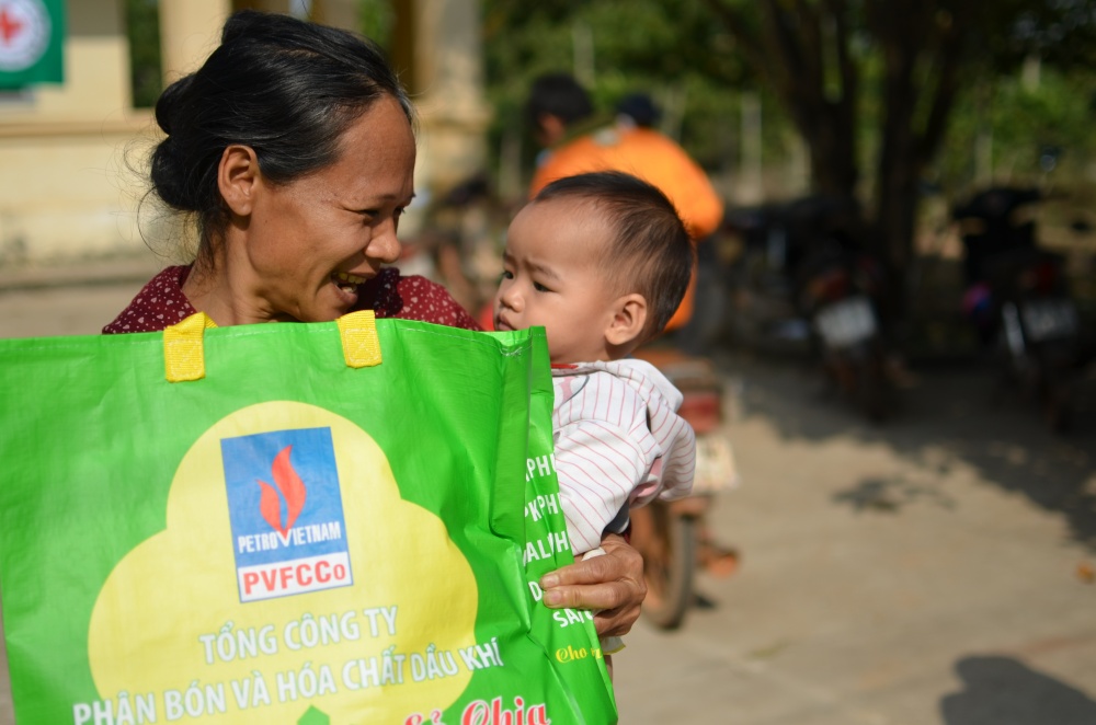 12-HL-AD-0011: PVFCCo trách nhiệm sẻ chia cùng bà con nông dân. 12-HL-AD-0011: PVFCCo trách nhiệm sẻ chia cùng bà con nông dân.