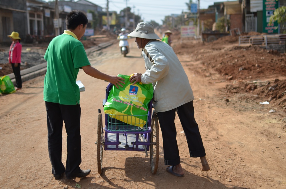 12-HL-AD-0009: PVFCCo trách nhiệm sẻ chia cùng bà con nông dân. 12-HL-AD-0009: PVFCCo trách nhiệm sẻ chia cùng bà con nông dân.