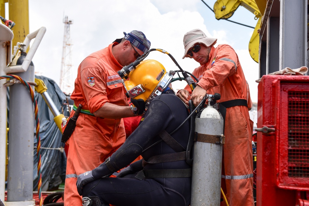 Tác phẩm dự thi 'Petrovietnam trong tôi': Bộ ảnh 'Kíp lặn', tác giả Lê Anh Đức (Vietsovpetro) Tác phẩm dự thi 'Petrovietnam trong tôi': Bộ ảnh 'Kíp lặn', tác giả Lê Anh Đức (Vietsovpetro)