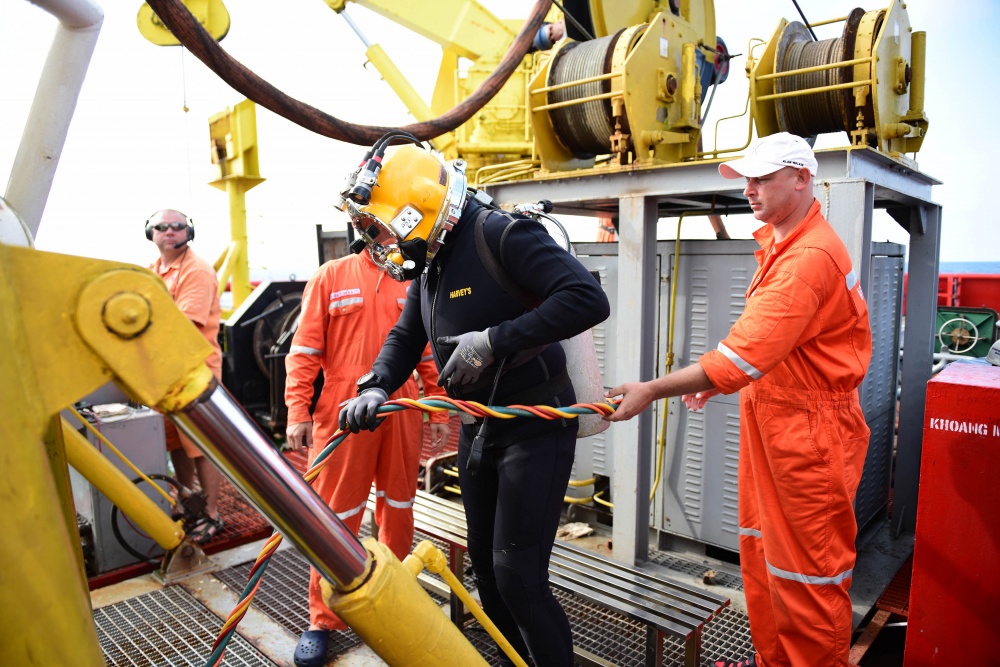 Tác phẩm dự thi 'Petrovietnam trong tôi': Bộ ảnh 'Kíp lặn', tác giả Lê Anh Đức (Vietsovpetro) Tác phẩm dự thi 'Petrovietnam trong tôi': Bộ ảnh 'Kíp lặn', tác giả Lê Anh Đức (Vietsovpetro)