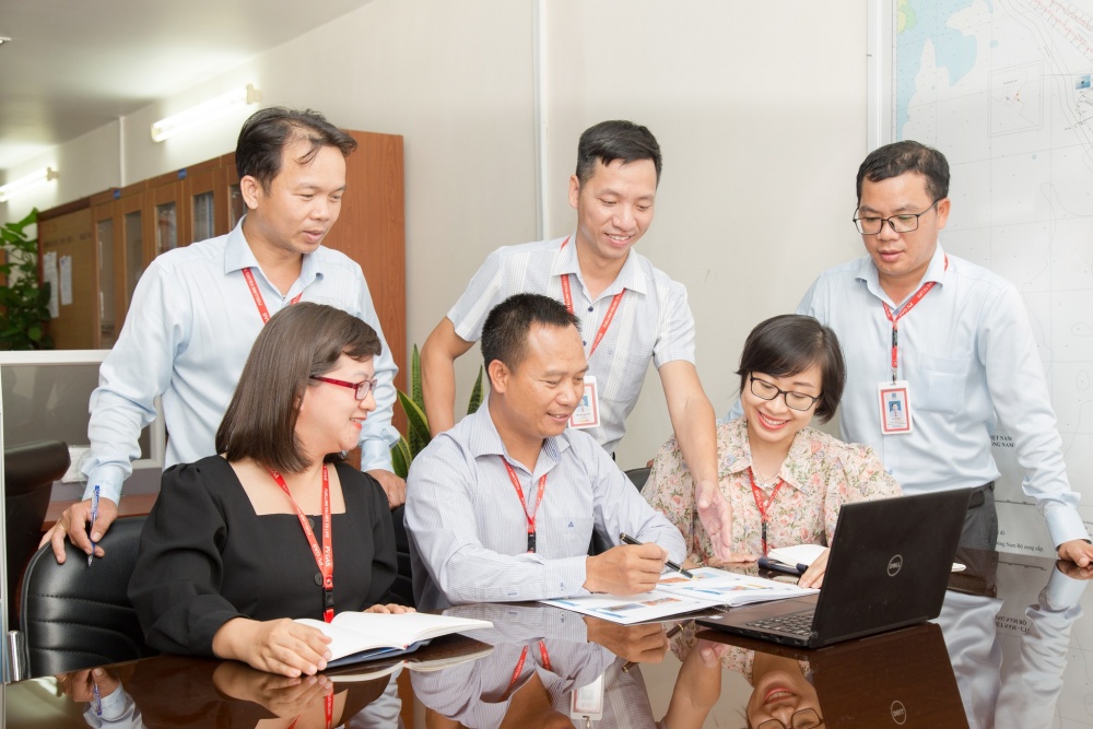 16-LTH-AB-0001-05: Trọn vẹn (Ảnh chụp cán bộ nhân viên tại Khối Văn phòng của KĐN. Mỗi ngày đến văn phòng là một ngày vui. Trong khoảnh khắc được bên cạnh đồng nghiệp, khoảnh khắc “ở đây, hiện tại và bây giờ”, niềm vui được lan tỏa, trọn vẹn và nhân đôi thể hiện rõ trên mỗi nụ cười của anh chị đồng nghiệp.) 16-LTH-AB-0001-05: Trọn vẹn (Ảnh chụp cán bộ nhân viên tại Khối Văn phòng của KĐN. Mỗi ngày đến văn phòng là một ngày vui. Trong khoảnh khắc được bên cạnh đồng nghiệp, khoảnh khắc “ở đây, hiện tại và bây giờ”, niềm vui được lan tỏa, trọn vẹn và nhân đôi t