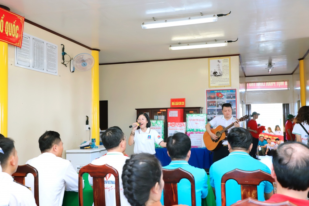 28-NTHT-AB-0005-03: Người lao động Dầu khí hát tặng các chiến sĩ nhà giàn.