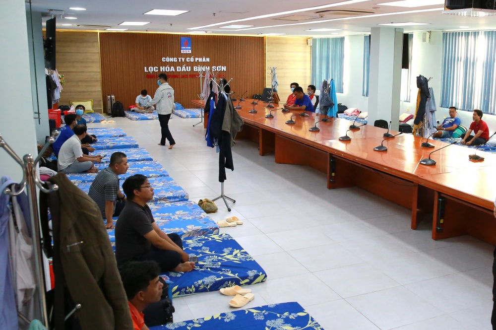 13-NDC-AB-0001-02: Phòng họp to nhất Nhà máy là nơi được trưng dụng làm nơi ở cho khoảng 30 người lao động.