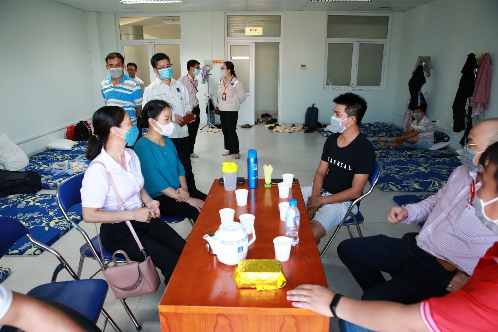 13-NDC-AB-0001-09: Công đoàn BSR thăm hỏi, động viên người lao động (thời điểm trước khi Nhà máy không cho người ra/vào); tặng hoa quả, mỳ tôm và trang thiết bị dụng cụ thể thao cho người lao động…