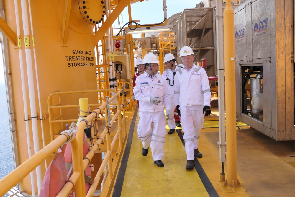 34-NNP-AD-0001: Chủ tịch HĐTV Petrovietnam Hoàng Quốc Vượng kiểm tra hoạt động trên giàn Sao Vàng CPP.
