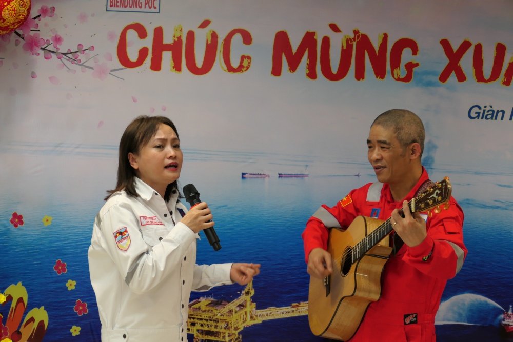 34-NNP-AD-0008: Phút thăng hoa của Chủ tịch CĐ DKVN Nghiêm Thùy Lan trong buổi giao lưu với người lao động trên giàn Hải Thạch.