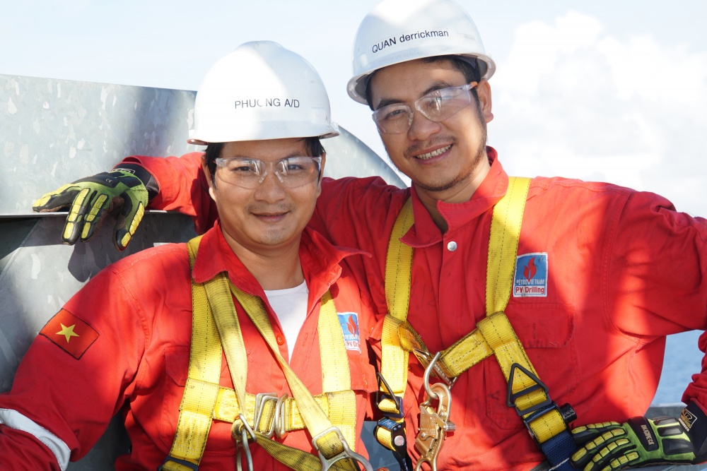 34-NNP-AB-0001-04: Trợ lý kíp trưởng Trần Thanh Phương (trái) và thợ làm việc trên cao Phan Quốc Quân. 34-NNP-AB-0001-04: Trợ lý kíp trưởng Trần Thanh Phương (trái) và thợ làm việc trên cao Phan Quốc Quân.