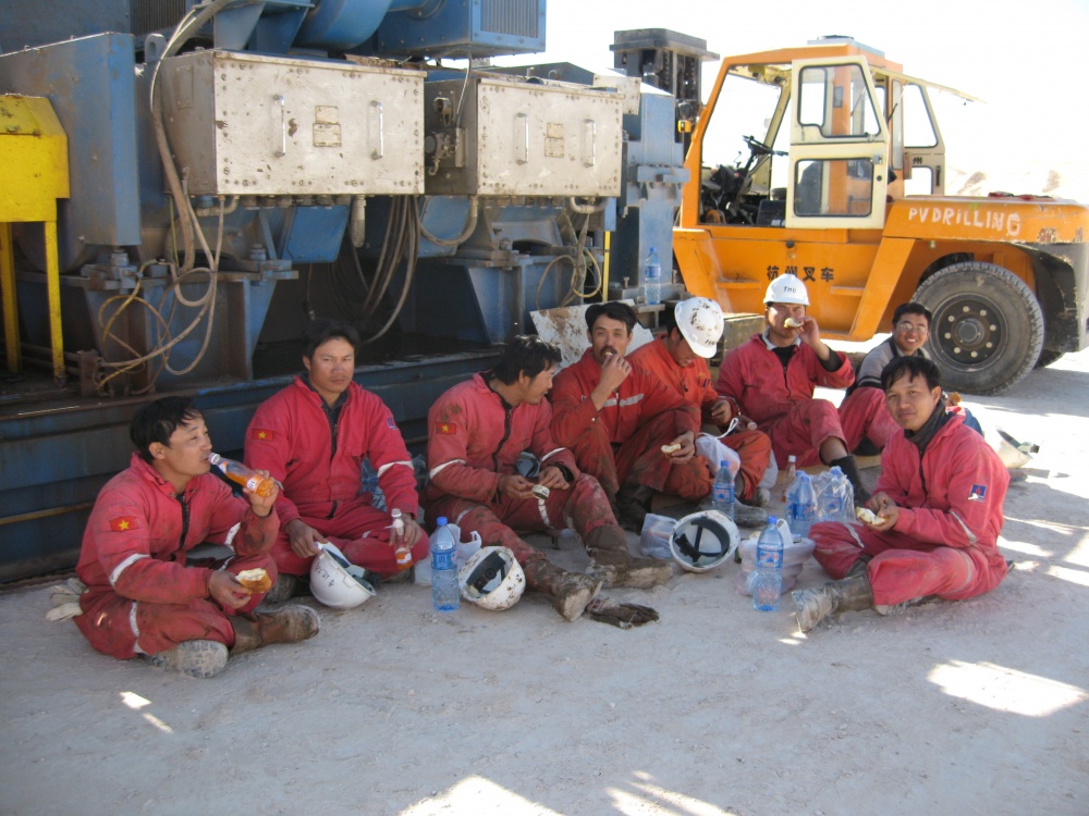 34-NNP-AB-0001-09: Phút giải lao của anh em thợ khoan giàn PVD 11 trên sa mạc Sahara. 34-NNP-AB-0001-09: Phút giải lao của anh em thợ khoan giàn PVD 11 trên sa mạc Sahara.