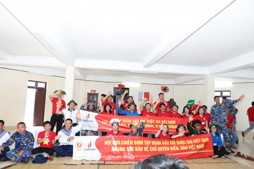 28-NTHT-AB-0004-03: Cùng cổ vũ và hát vang.