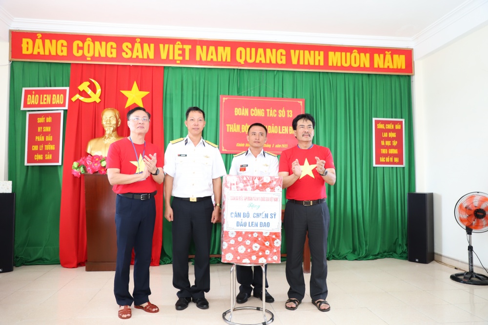 28-NTHT-AB-0004-04: Lãnh đạo Tập đoàn Dầu khí thăm, động viên tặng quà chiến sĩ trên đảo Len Đao.