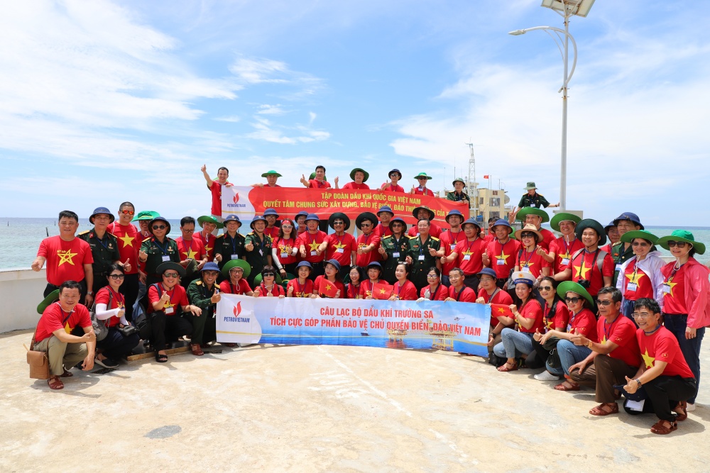 28-NTHT-AB-0004-09: Người lao động Dầu khí thể hiện tình yêu biển đảo quê hương.