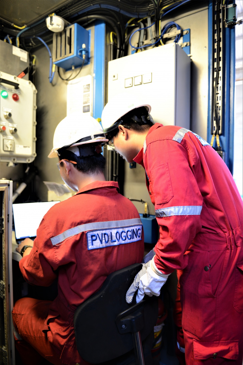 18-NTT2-AB-0003-05: Các kỹ sư trong phòng điều khiển trạm tời trao đổi và phân tích các thông số vừa đo được trong lòng giếng.