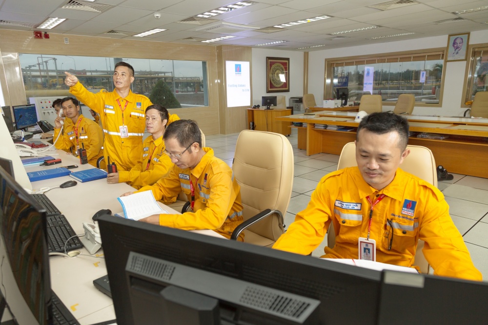 16-NTT-AD-0002: Mỗi người một việc, nhưng chung một lòng (Ảnh chụp cảnh làm việc tại Trung tâm phân phối khí GDC Phú Mỹ. Dù mỗi người có một công việc, một nhiệm vụ khác nhau, nhưng luôn hướng về mục tiêu chung là đảm bảo hệ thống khí vận hành ổn định và an toàn.) 16-NTT-AD-0002: Mỗi người một việc, nhưng chung một lòng (Ảnh chụp cảnh làm việc tại Trung tâm phân phối khí GDC Phú Mỹ. Dù mỗi người có một công việc, một nhiệm vụ khác nhau, nhưng luôn hướng về mục tiêu chung là đảm bảo hệ thống khí vận hành ổn định và
