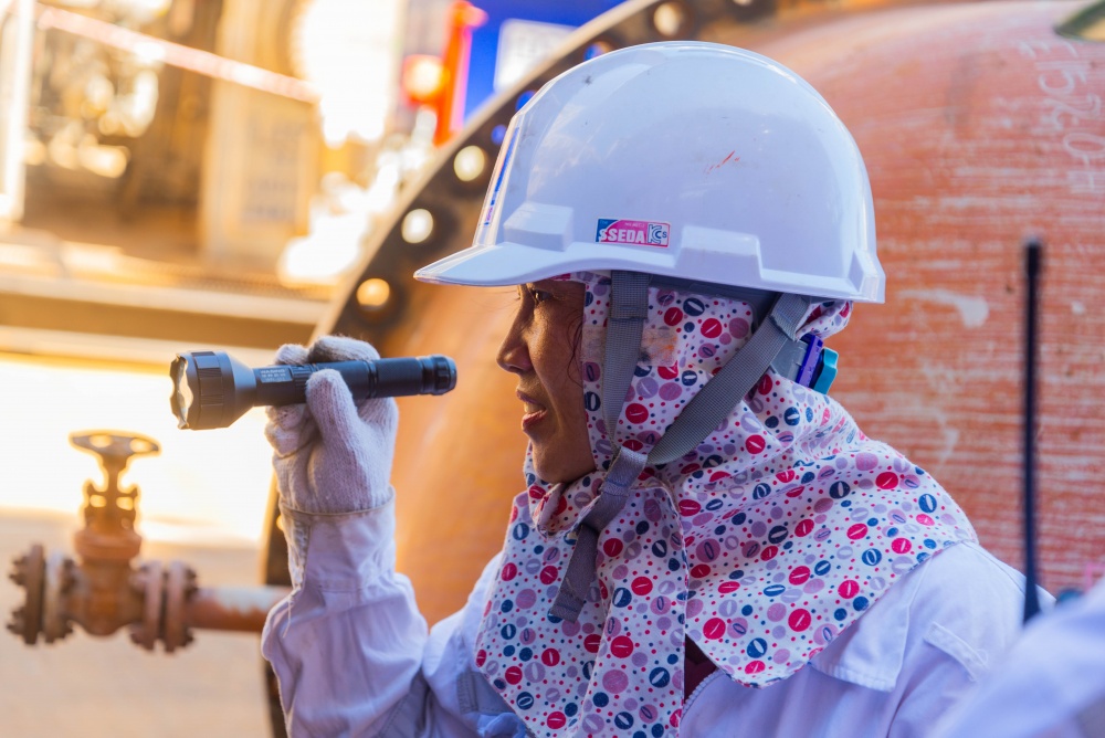 20-BVTU-AB-0001-03: Nữ kỹ sư Nguyễn Thị Tường Vi miệt mài trên công trường Nhà máy Lọc dầu. 20-BVTU-AB-0001-03: Nữ kỹ sư Nguyễn Thị Tường Vi miệt mài trên công trường Nhà máy Lọc dầu.
