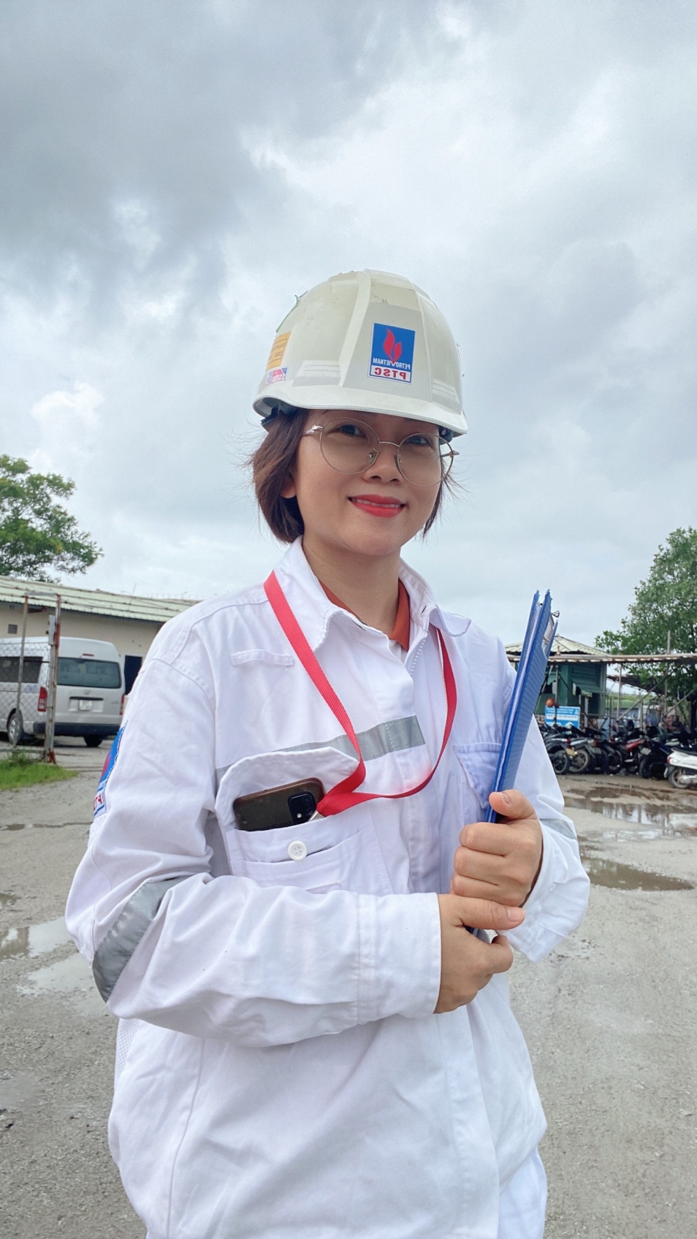 20-BVTU-AB-0001-07: Nữ nhân viên Huỳnh Thị Hồng Diệp - Coordinator các đơn hàng bảo dưỡng sửa chữa tại Nhà máy Lọc dầu. 20-BVTU-AB-0001-07: Nữ nhân viên Huỳnh Thị Hồng Diệp - Coordinator các đơn hàng bảo dưỡng sửa chữa tại Nhà máy Lọc dầu.