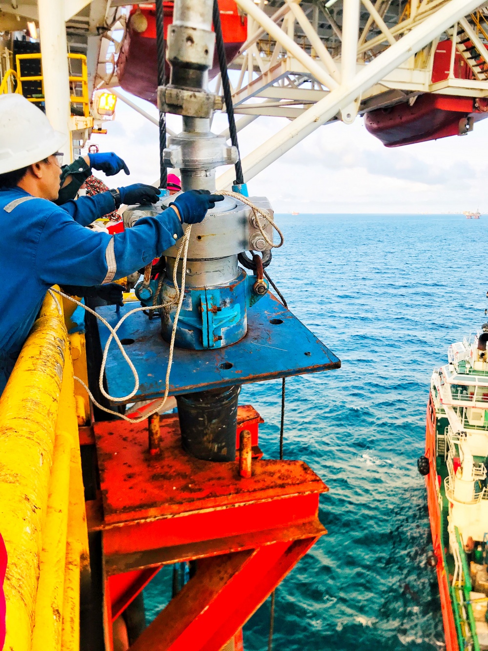 Tác phẩm dự thi 'Petrovietnam trong tôi': Bộ ảnh : “Công tác thực hiện nứt vỉa thủy lực để tăng cường khai thác dầu”, tác giả Phạm Minh Cường (Vietsvovpetro) Tác phẩm dự thi 'Petrovietnam trong tôi': Bộ ảnh : “Công tác thực hiện nứt vỉa thủy lực để tăng cường khai thác dầu”, tác giả Phạm Minh Cường (Vietsvovpetro)