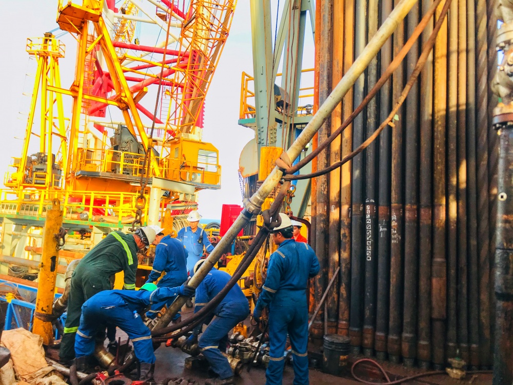 Tác phẩm dự thi 'Petrovietnam trong tôi': Bộ ảnh : “Công tác thực hiện nứt vỉa thủy lực để tăng cường khai thác dầu”, tác giả Phạm Minh Cường (Vietsvovpetro) Tác phẩm dự thi 'Petrovietnam trong tôi': Bộ ảnh : “Công tác thực hiện nứt vỉa thủy lực để tăng cường khai thác dầu”, tác giả Phạm Minh Cường (Vietsvovpetro)
