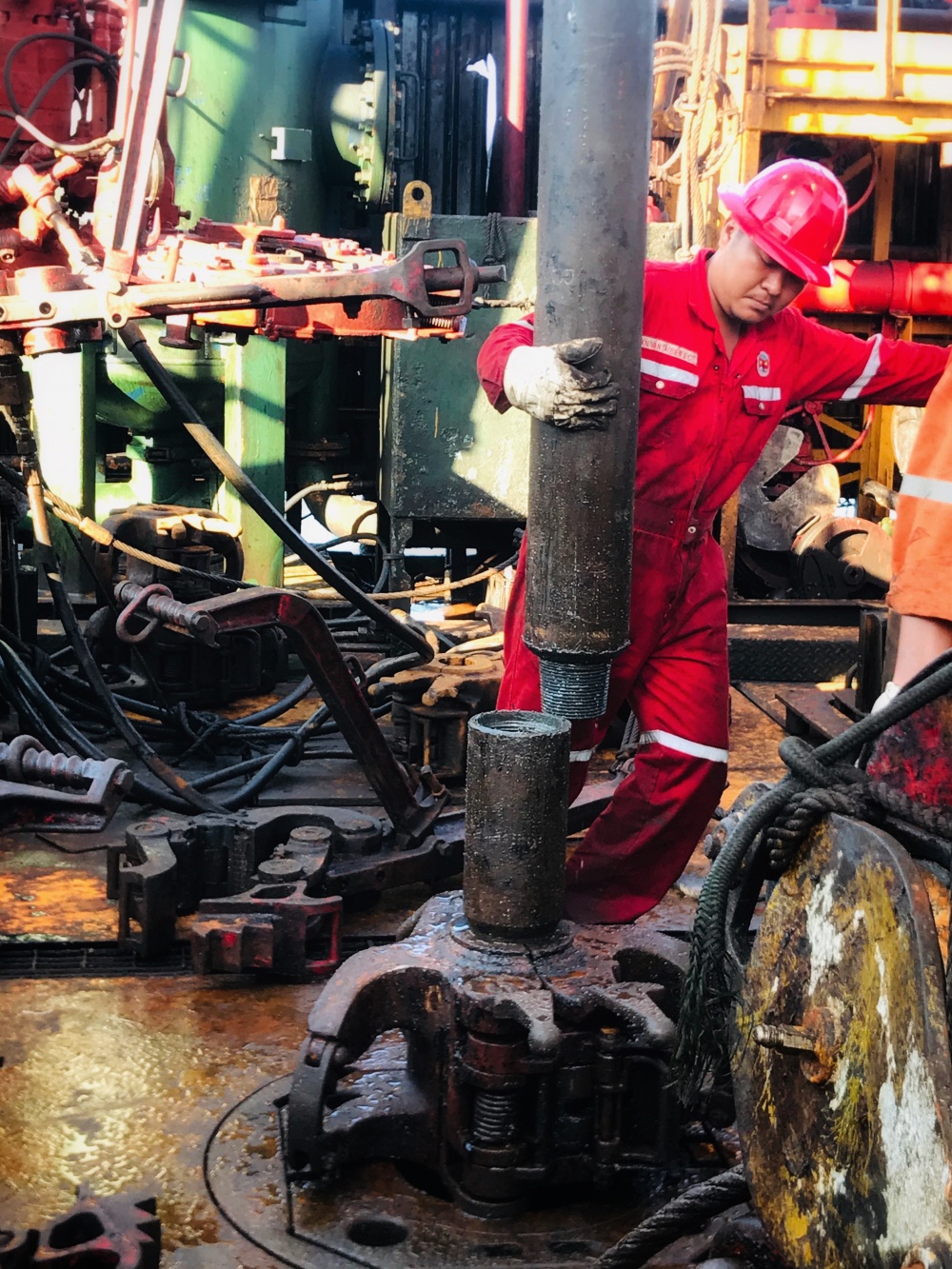 Tác phẩm dự thi 'Petrovietnam trong tôi': Bộ ảnh : “Công tác thực hiện nứt vỉa thủy lực để tăng cường khai thác dầu”, tác giả Phạm Minh Cường (Vietsvovpetro) Tác phẩm dự thi 'Petrovietnam trong tôi': Bộ ảnh : “Công tác thực hiện nứt vỉa thủy lực để tăng cường khai thác dầu”, tác giả Phạm Minh Cường (Vietsvovpetro)