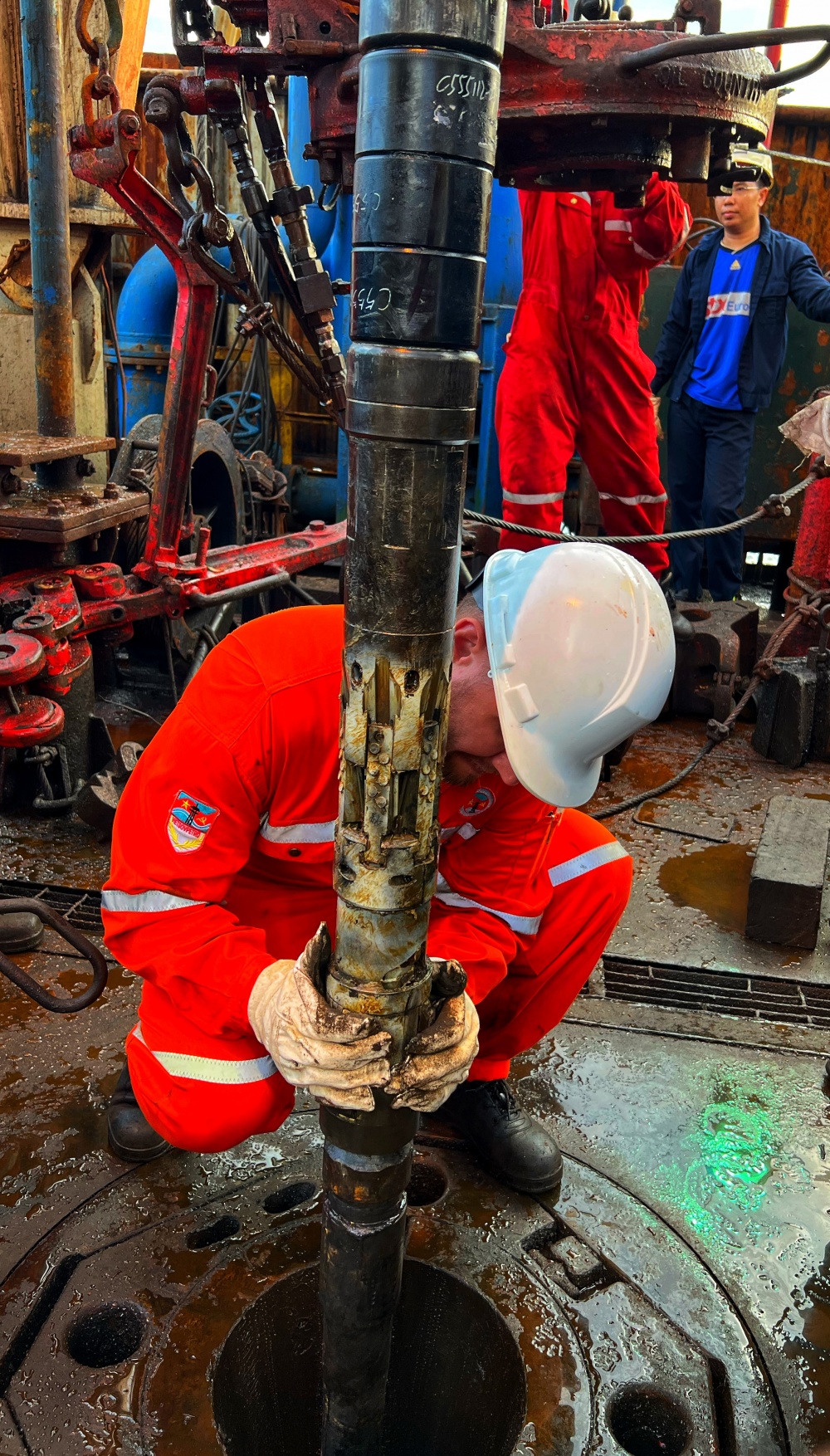 Tác phẩm dự thi 'Petrovietnam trong tôi': Bộ ảnh : “Công tác thực hiện nứt vỉa thủy lực để tăng cường khai thác dầu”, tác giả Phạm Minh Cường (Vietsvovpetro) Tác phẩm dự thi 'Petrovietnam trong tôi': Bộ ảnh : “Công tác thực hiện nứt vỉa thủy lực để tăng cường khai thác dầu”, tác giả Phạm Minh Cường (Vietsvovpetro)