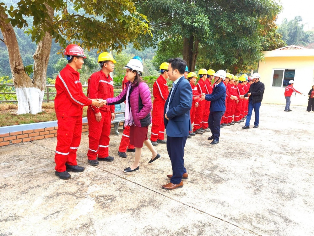 11-TTBD-AB-0001-04: Bà Nghiêm Thùy Lan - Chủ tịch Công đoàn Dầu khí Việt Nam đến thăm và làm việc tại nhà máy. 11-TTBD-AB-0001-04: Bà Nghiêm Thùy Lan - Chủ tịch Công đoàn Dầu khí Việt Nam đến thăm và làm việc tại nhà máy.