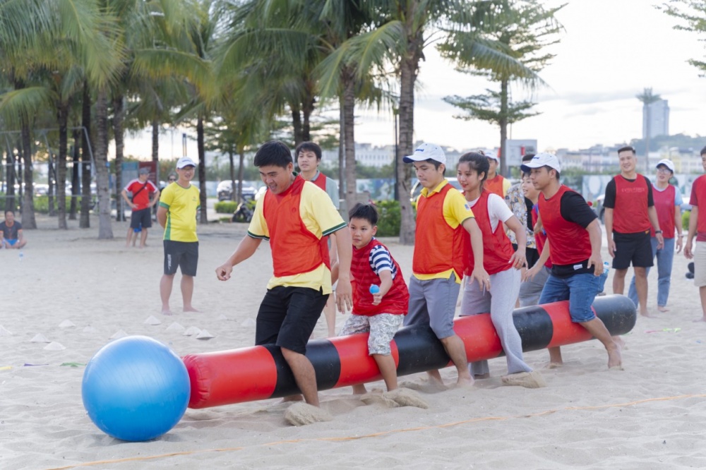 Tác phẩm dự thi 'Petrovietnam trong tôi': Bộ ảnh 'Sự truyền lửa của những đại sứ văn hoá', tác giả Văn Công Phương (PVCFC)