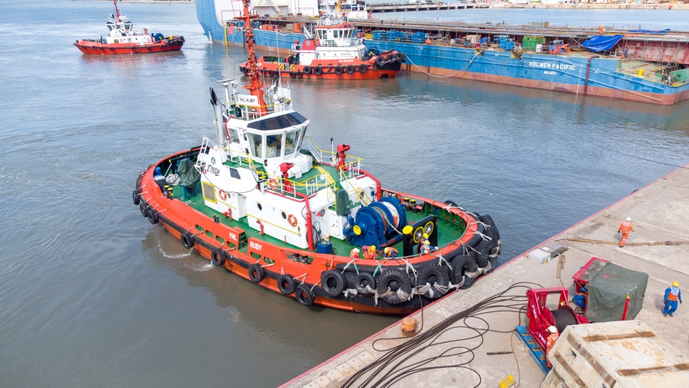 09-VDH-AD-0023: Tàu kéo làm dây neo sà lan. 09-VDH-AD-0023: Tàu kéo làm dây neo sà lan.