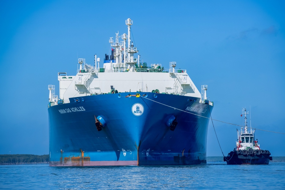 16-VTA-AB-0001-04: Tàu Maran Gas Achilles đang được hộ tống trên luồng. 16-VTA-AB-0001-04: Tàu Maran Gas Achilles đang được hộ tống trên luồng.