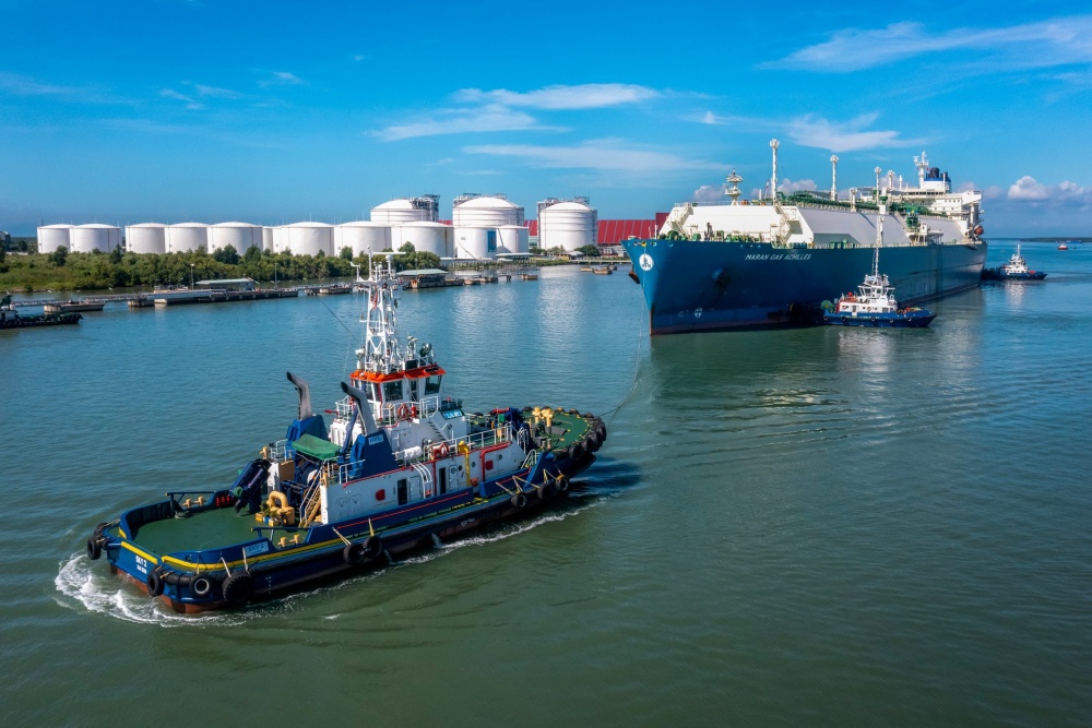 16-VTA-AB-0001-05: Các tàu lai dắt đang hỗ trợ tàu Maran Gas Achilles cặp cảng. 16-VTA-AB-0001-05: Các tàu lai dắt đang hỗ trợ tàu Maran Gas Achilles cặp cảng.