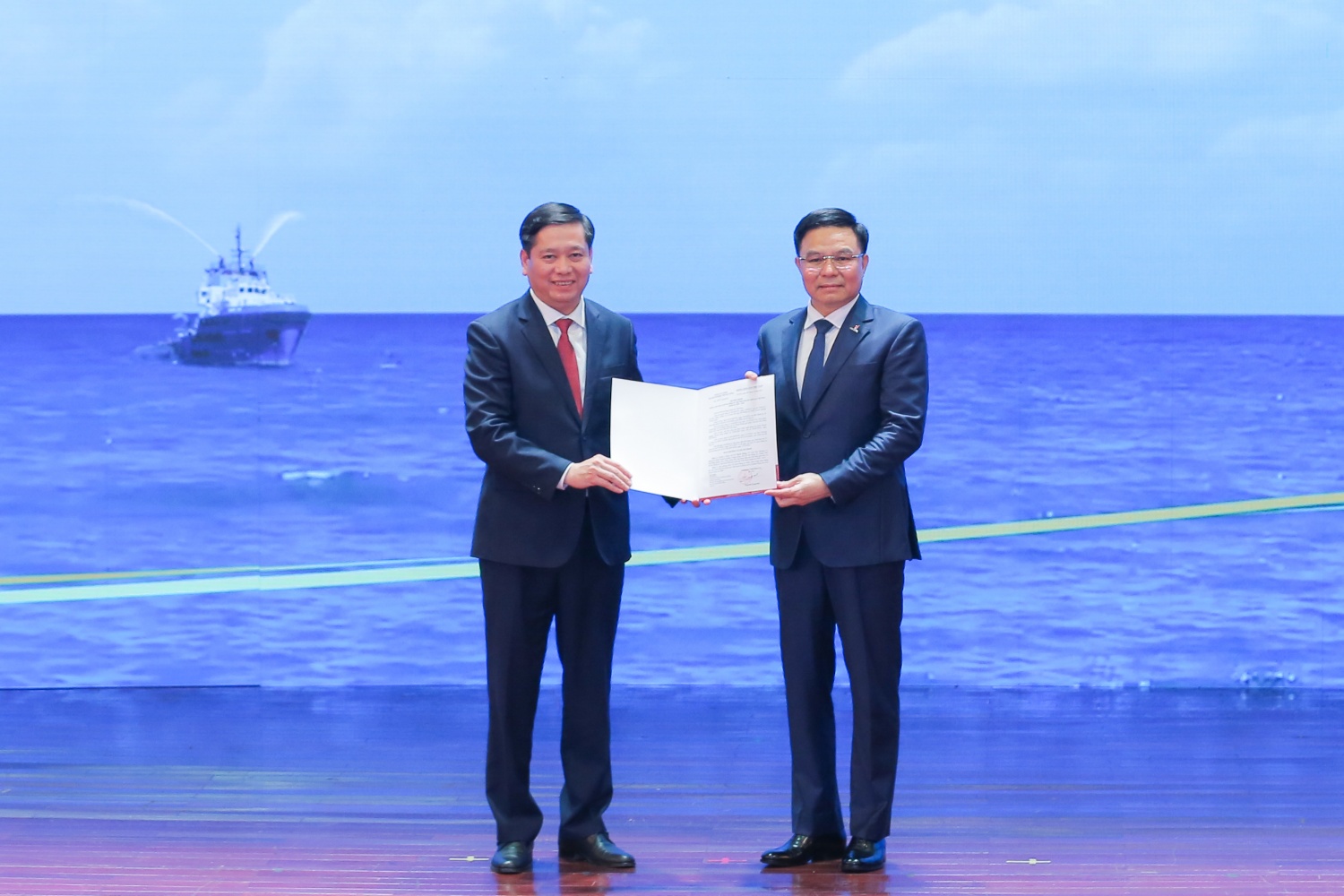 Thủ tướng Chính phủ Phạm Minh Chính trao quyết định bổ nhiệm Chủ tịch HĐTV Tập đoàn Dầu khí Việt Nam