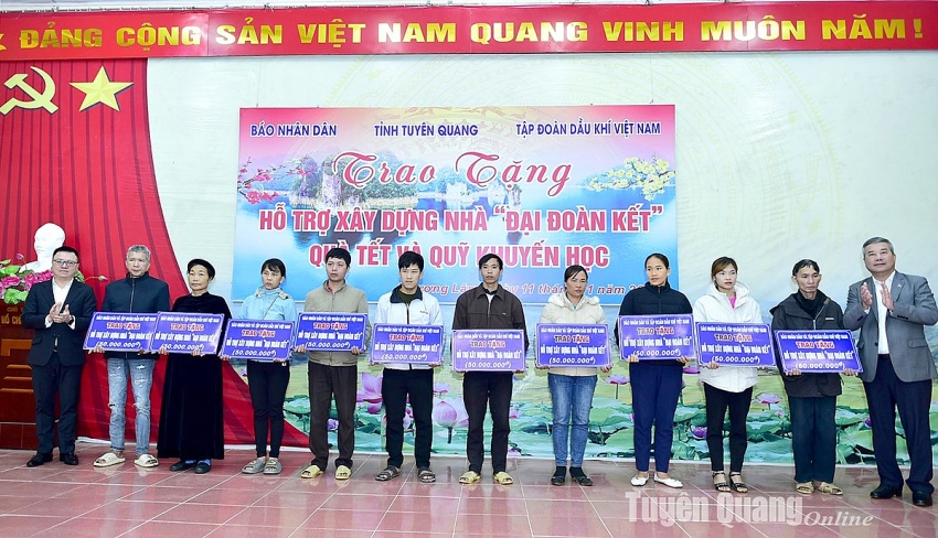 Đồng chí Lê Quốc Minh và lãnh đạo Tập đoàn Dầu khí Việt Nam trao tặng hỗ trợ xây dựng nhà Đại đoàn kết cho các hộ nghèo xã Thượng Lâm. Đồng chí Lê Quốc Minh và lãnh đạo Tập đoàn Dầu khí Việt Nam trao tặng hỗ trợ xây dựng nhà Đại đoàn kết cho các hộ nghèo xã Thượng Lâm.