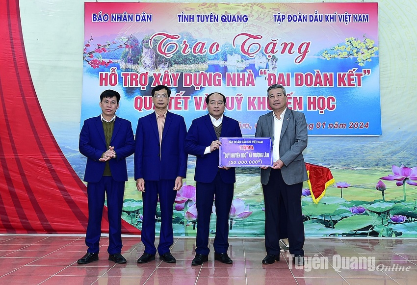 Petrovietnam trao tặng 500 triệu đồng cho quỹ Tết vì người nghèo tỉnh Tuyên Quang Petrovietnam trao tặng 500 triệu đồng cho quỹ Tết vì người nghèo tỉnh Tuyên Quang